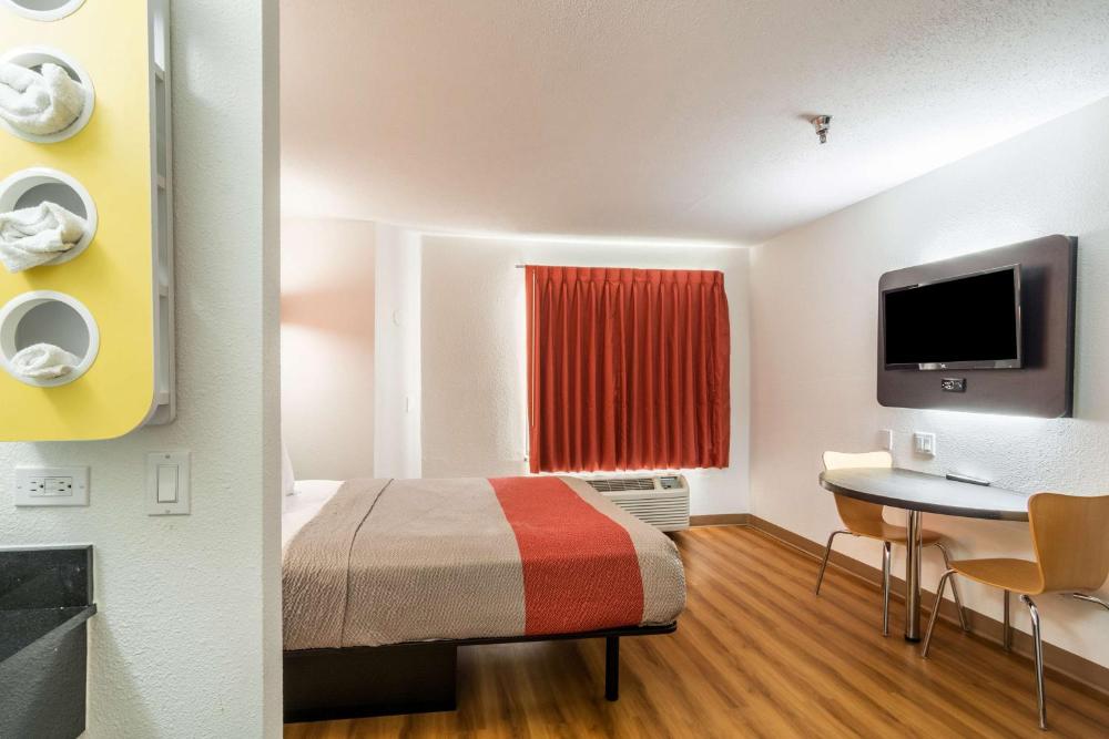 Queen Room with Two Queen Beds - Non-Smoking interior