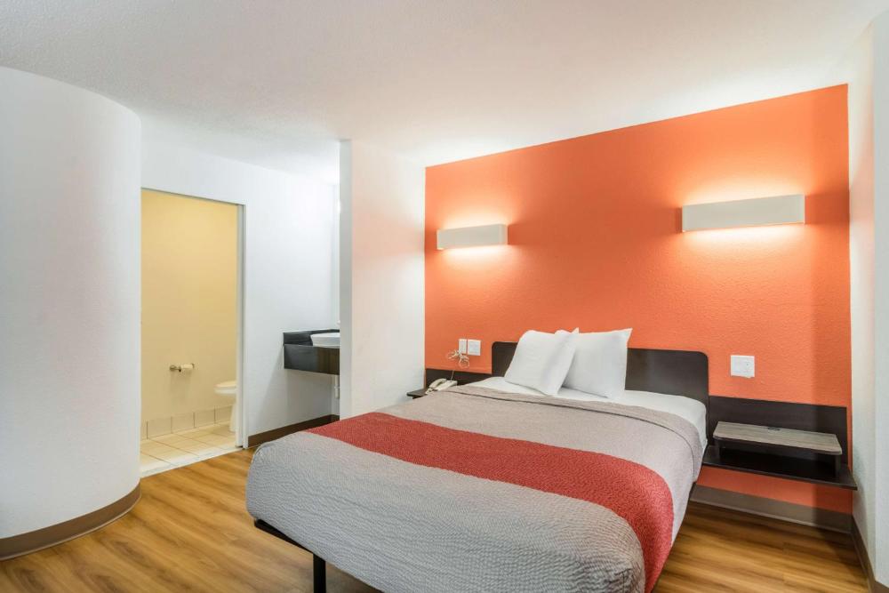 Queen Room - Non-Smoking interior